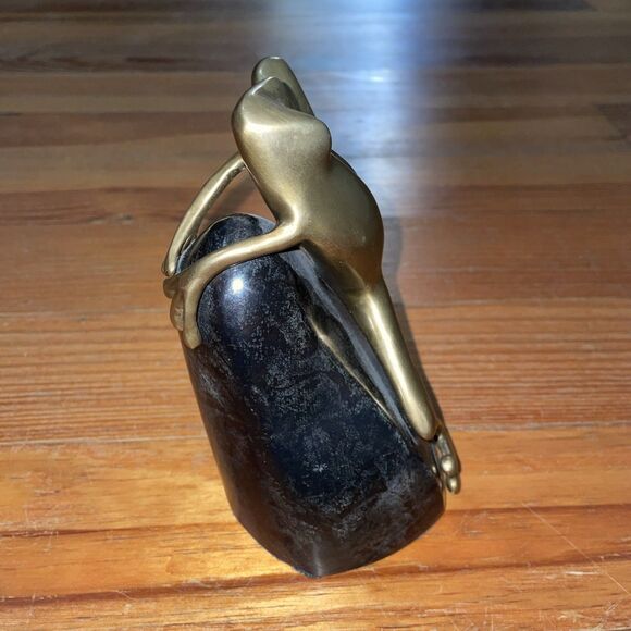Bombay Brass Tree Frog on Black Rock Sculpture Home Office Free Standing - Picture 5 of 12